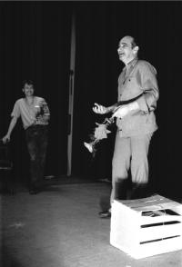 Divadelní přehlídka Želeč, Večer s J. Faltýnkem v pozadí J. Svoboda, 1989