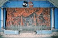 Žleby, zámecké divadlo, Pohled na jeviště se spuštěnou oponou, stav před restaurováním