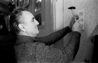 Vysoké nad Jizerou, KDP, Architekt Zdeněk Pavel při přípravě výstavy, 1975